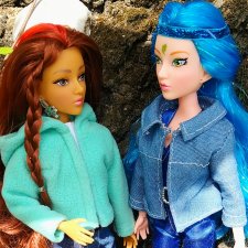 К русалочке приехали две подружки.