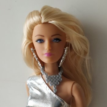 Блондиночка София