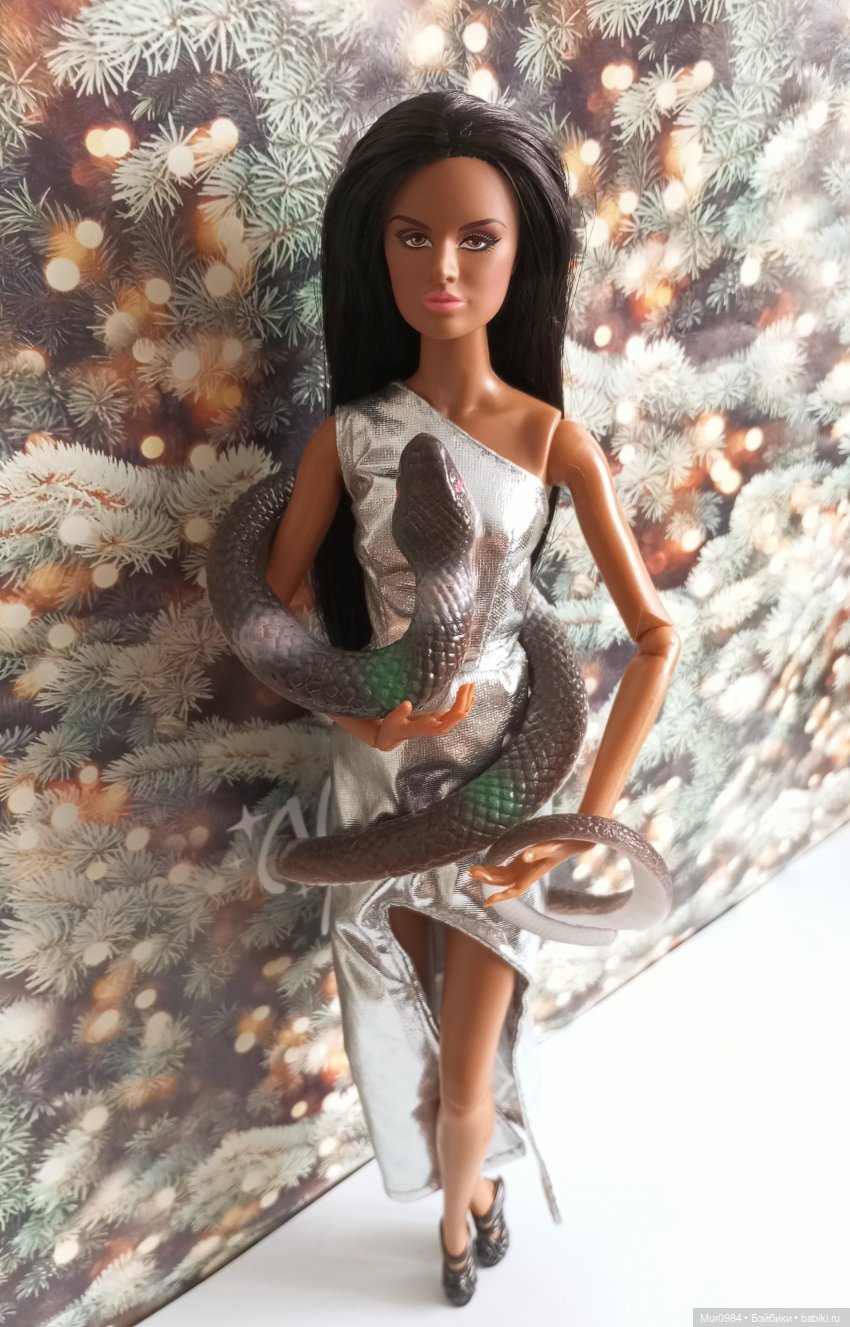 Камила и змей (символ 2025г.)