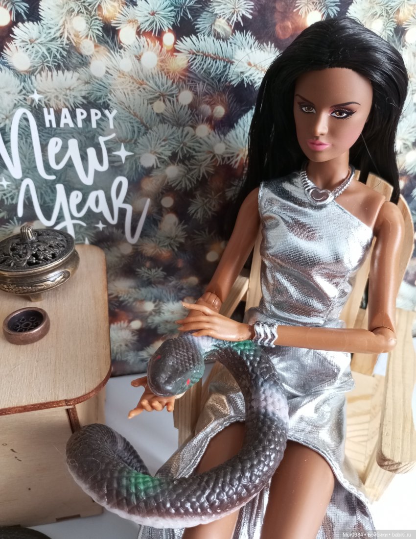 Камила и змей (символ 2025г.)