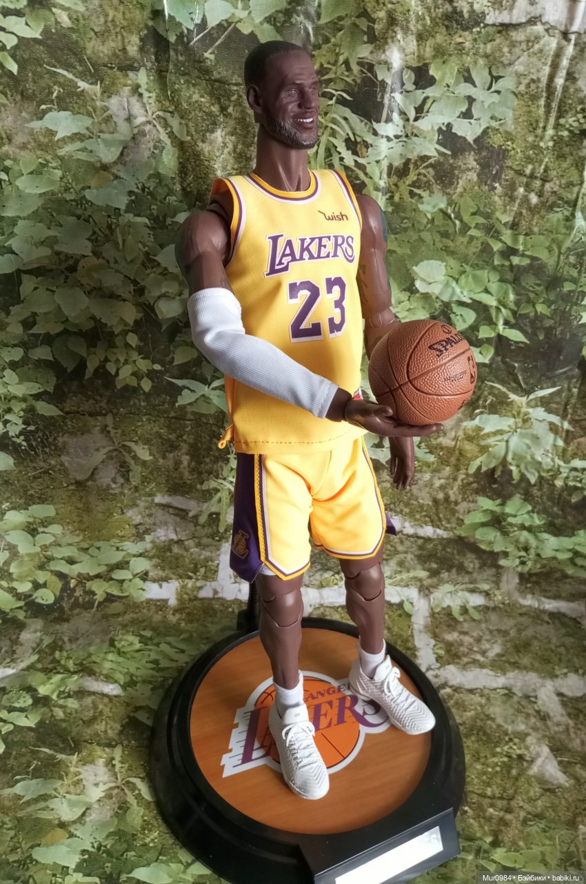 Ещё один баскетболист - экшен LeBron James (фото 8)