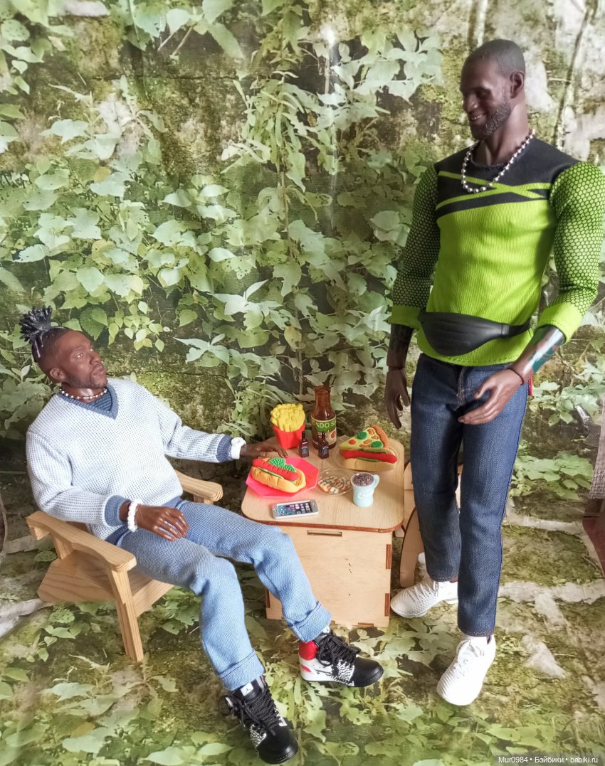 К нашему баскетболисту Джеймсу приехал друг Дэвид