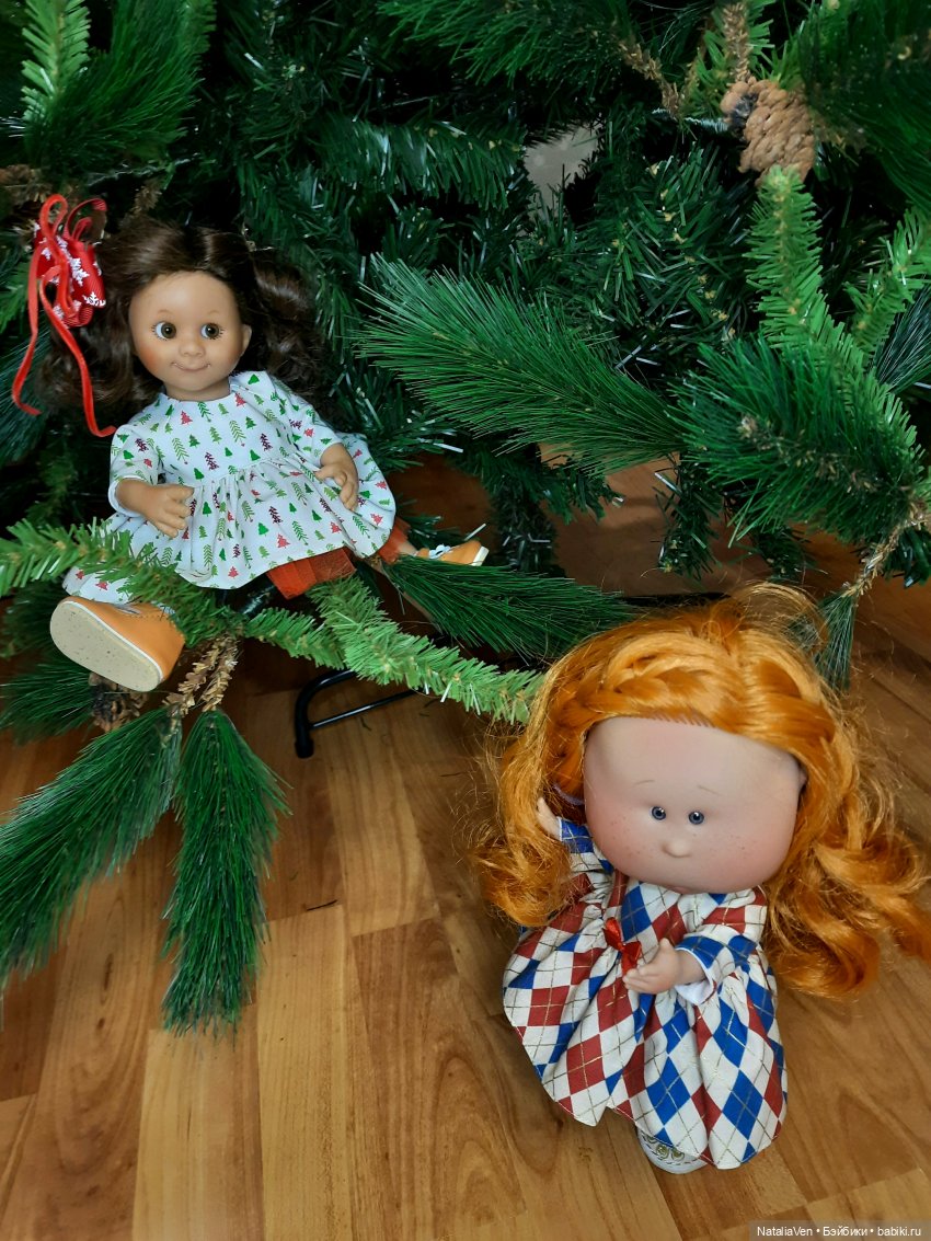 По следам Мийных праздников, или Иванка разбирает и примеряет подарки