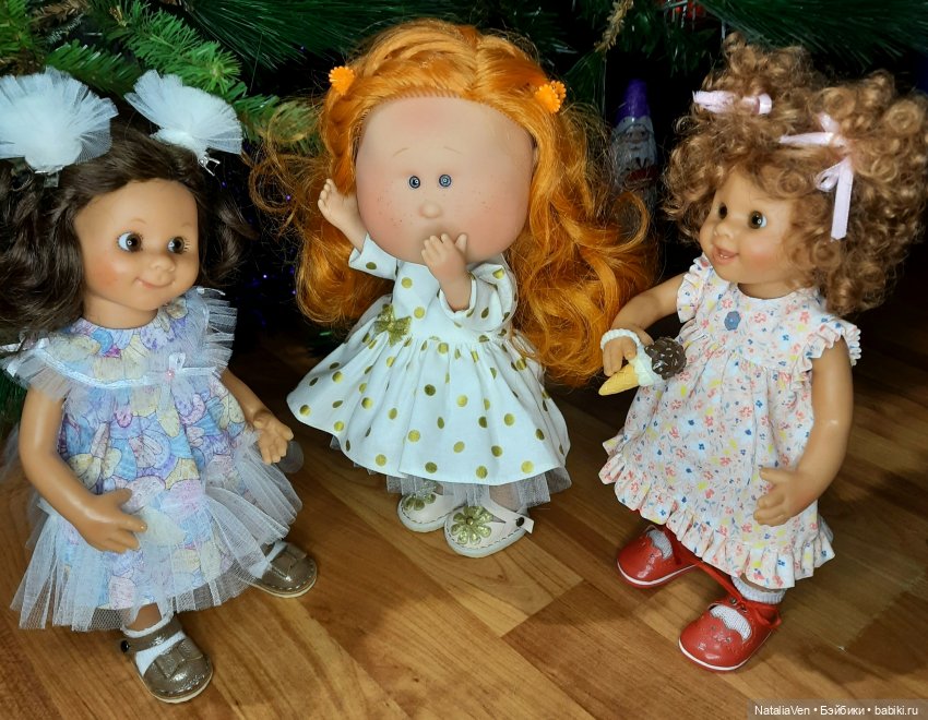 По следам Мийных праздников, или Иванка разбирает и примеряет подарки (фото 3)