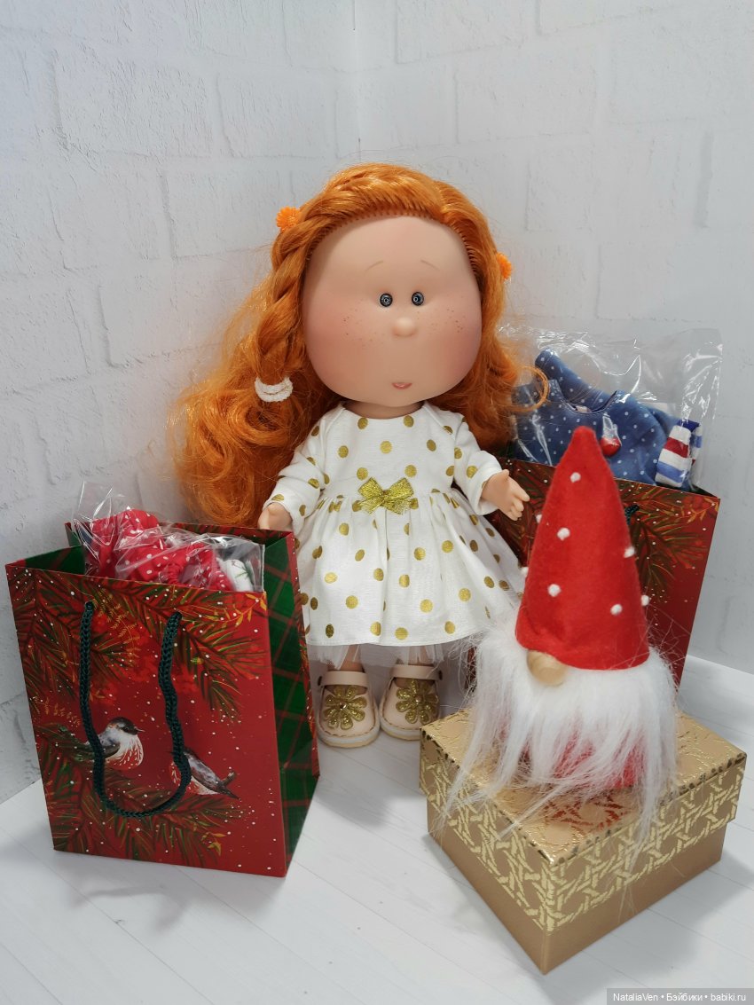 По следам Мийных праздников, или Иванка разбирает и примеряет подарки (фото 4)