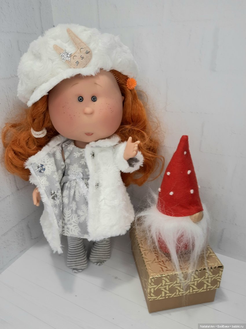 По следам Мийных праздников, или Иванка разбирает и примеряет подарки (фото 10)