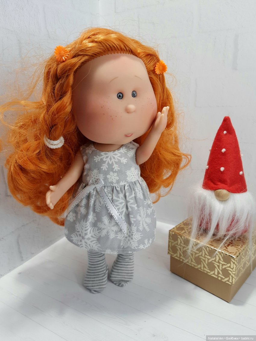 По следам Мийных праздников, или Иванка разбирает и примеряет подарки (фото 5)