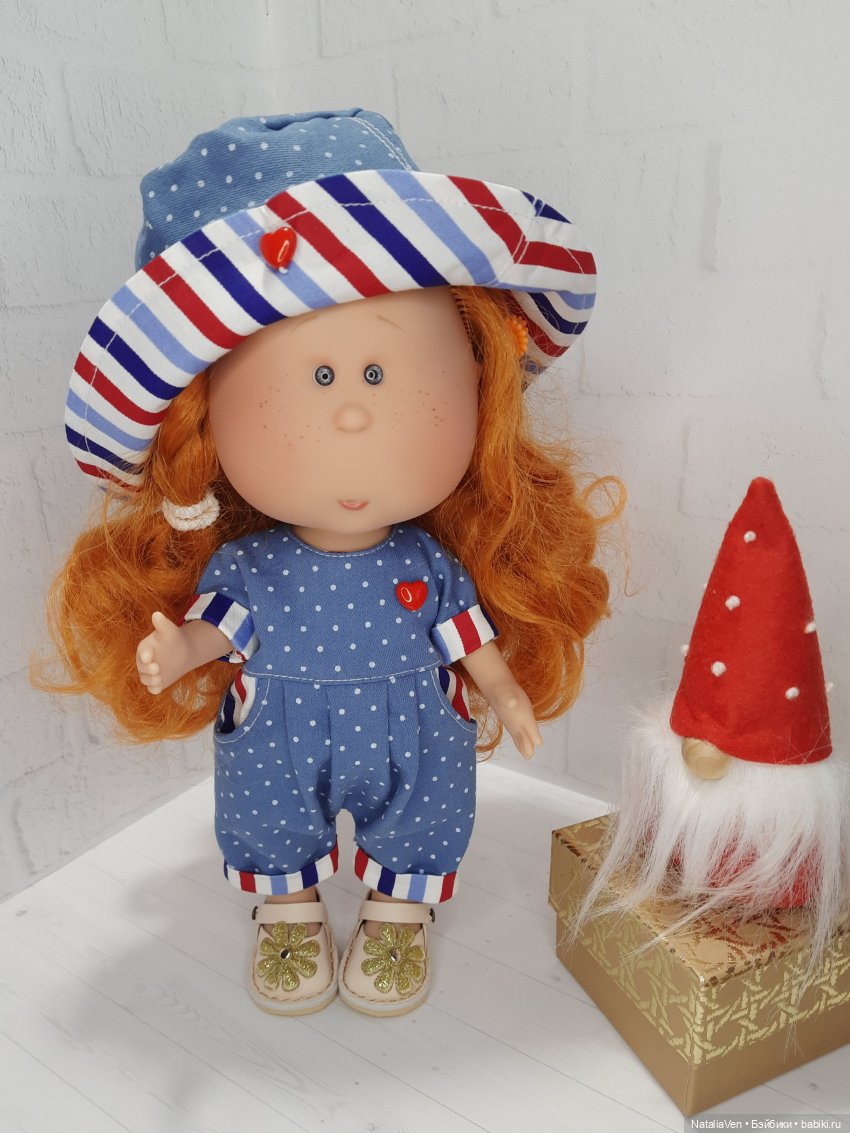 По следам Мийных праздников, или Иванка разбирает и примеряет подарки (фото 7)