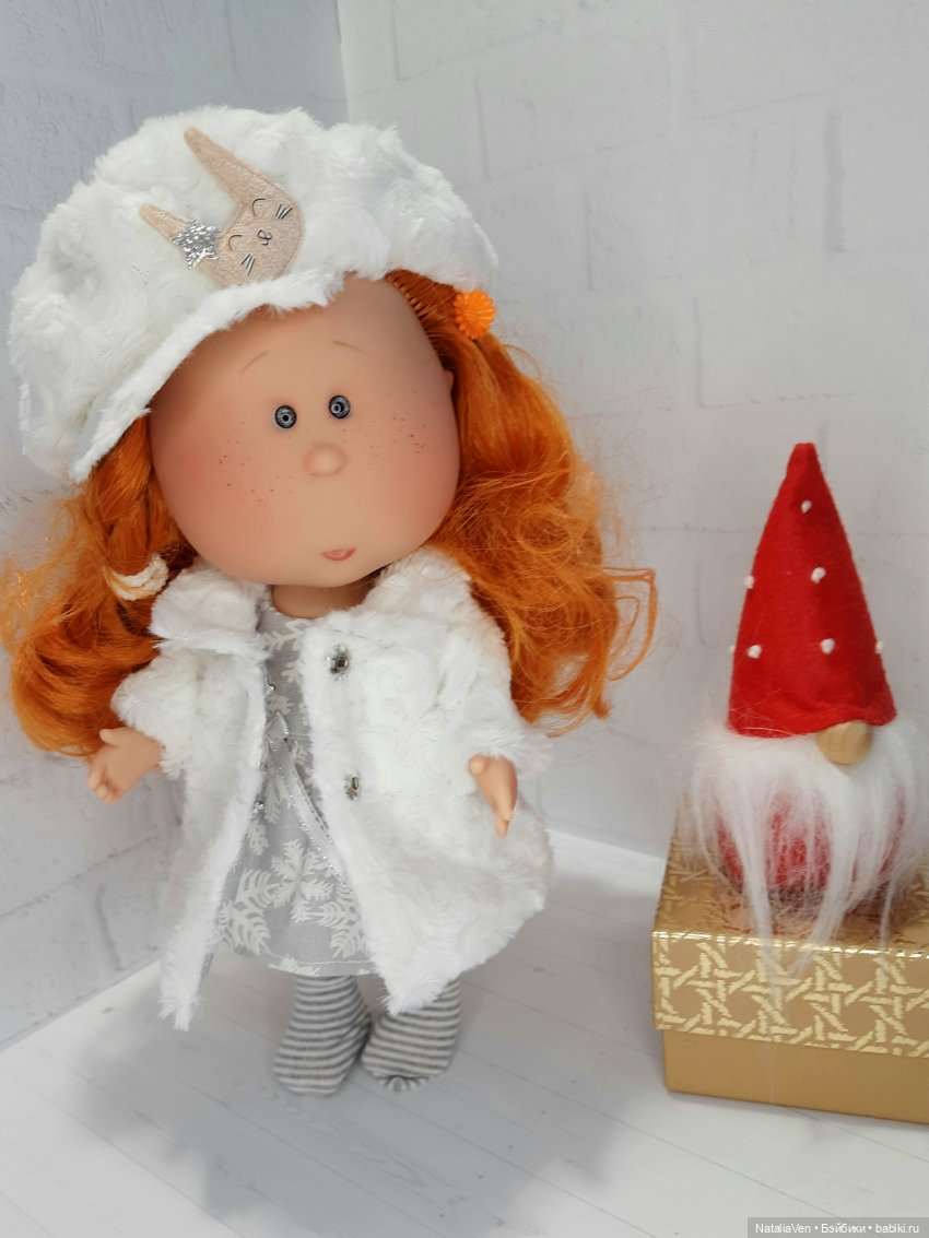 По следам Мийных праздников, или Иванка разбирает и примеряет подарки (фото 6)