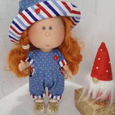 По следам Мийных праздников, или Иванка разбирает и примеряет подарки