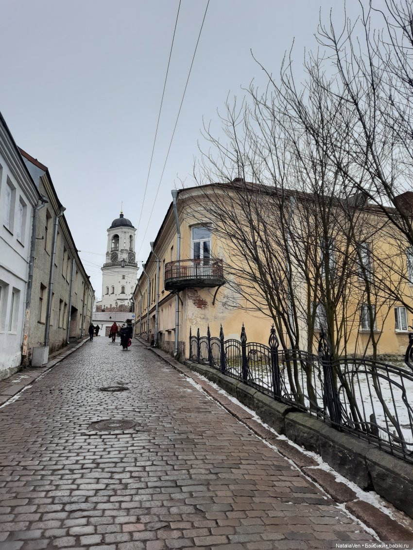 Пожалуйста, присмотрите за этим медвежонком, или Минуш Полин и Паддингтон путешествуют к дворцам и замкам, а потом