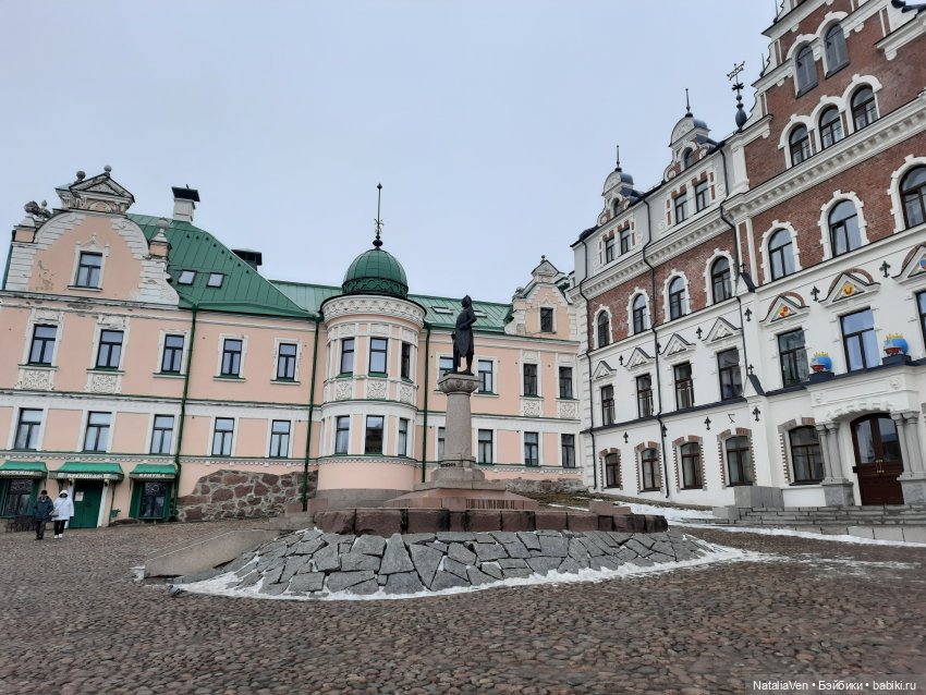 Пожалуйста, присмотрите за этим медвежонком, или Минуш Полин и Паддингтон путешествуют к дворцам и замкам, а потом