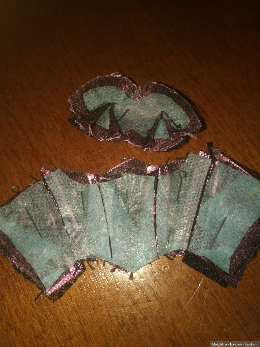 Стыдно, но покажу 😂 Я не умею выкройки делать. Лепила прямо с куклы макетик из бывшей маски для лица медицинской и пва. И потом вырезала. Позор, наверное. 😂 зато сидит, как влитое