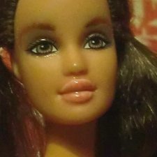 Обновила стёршийся мейк куклы Терезы от Mattel.