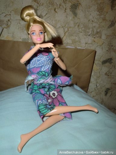 Фотосессия в недошитом халатике в подарок кукле на праздник (фото 3)