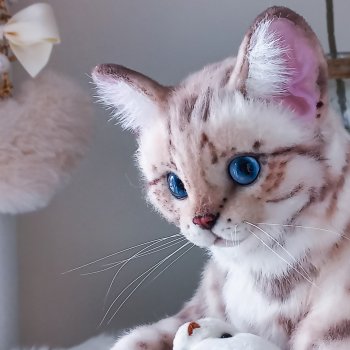 Реалистичная игрушка кот. Снежный бенгал.