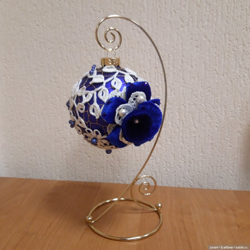 Елочный шар - стеклянный шар украшен ирландским кружевом ручной работы