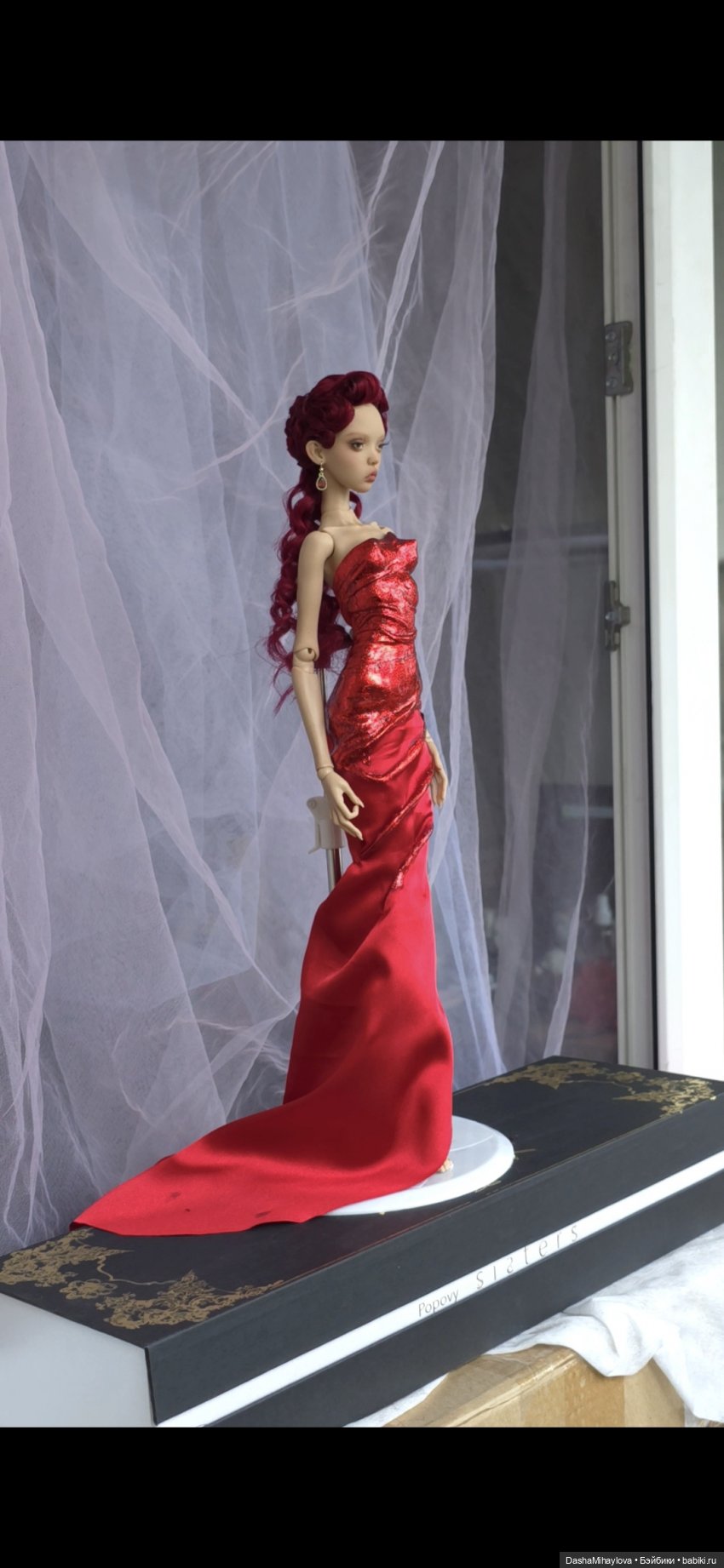 Платье из красного золота и парик комбинация вместе