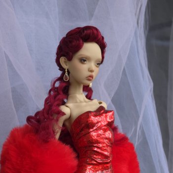 Платье из красного золота и парик комбинация вместе