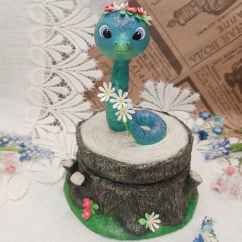 Змейка на пне