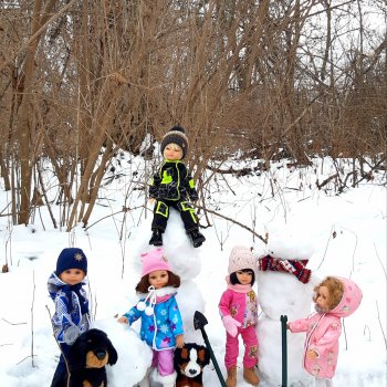 ИЗ ЖИЗНИ КУКОЛ Как они отдыхают. Зимняя прогулка 1ч