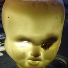 трёхликая голова куклы