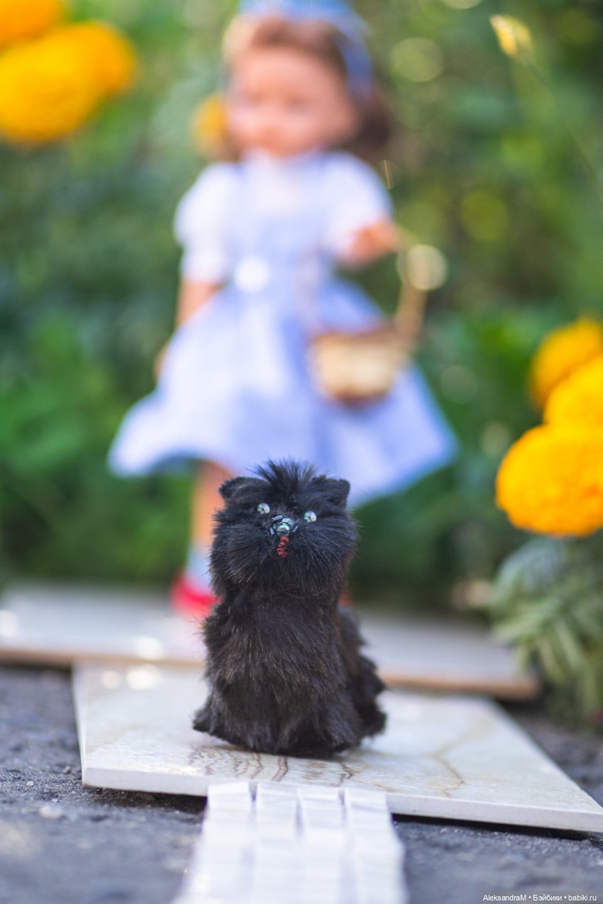 Кукла Антонио Хуан в костюме Дороти из фильма 1939 года "Волшебник страны Оз"