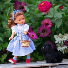 Кукла Антонио Хуан в костюме Дороти из фильма 1939 года "Волшебник страны Оз"