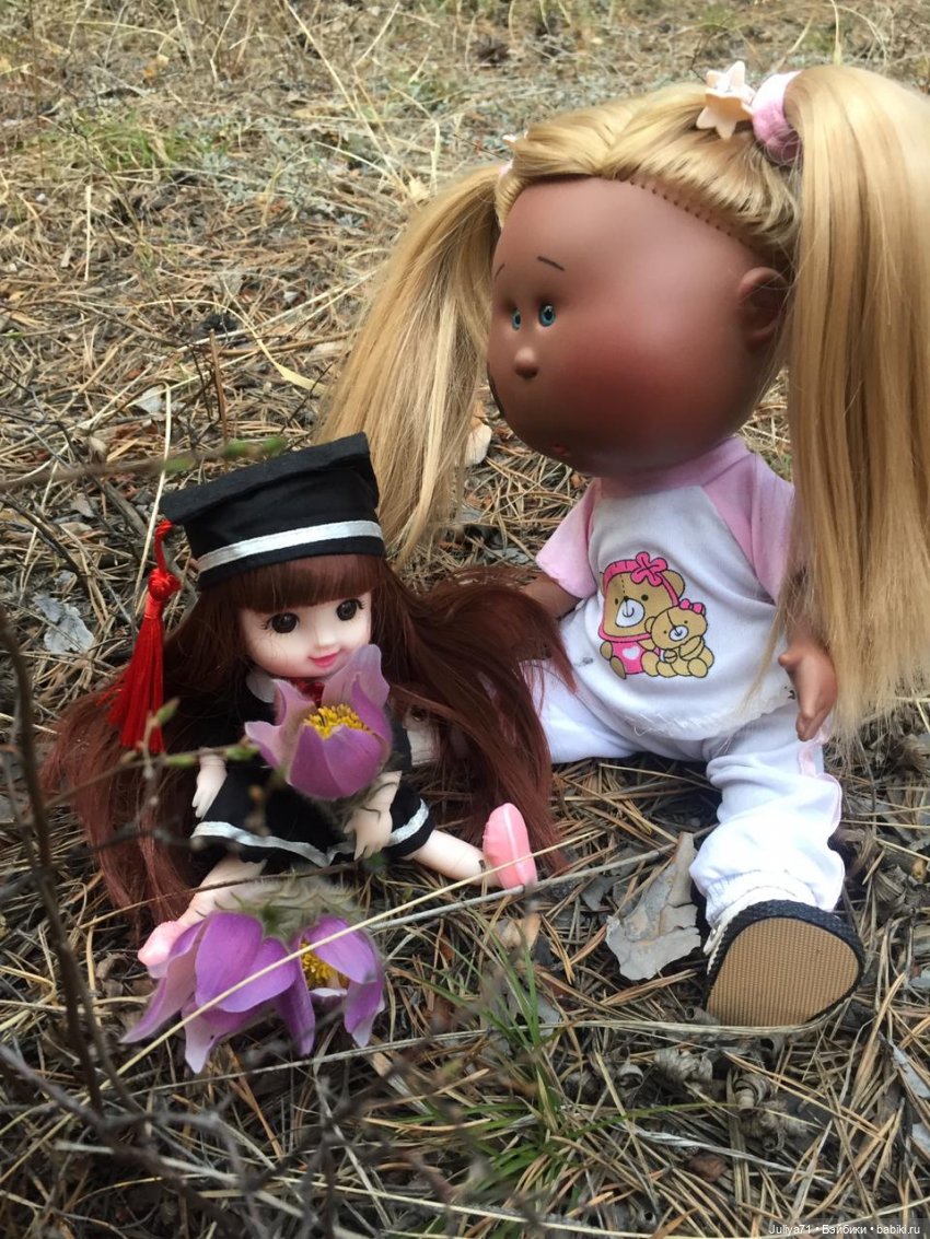 С Булкой на прогулке — Куклы Nines d'Onil (Нинес): Миа (Mia) (фото 4)