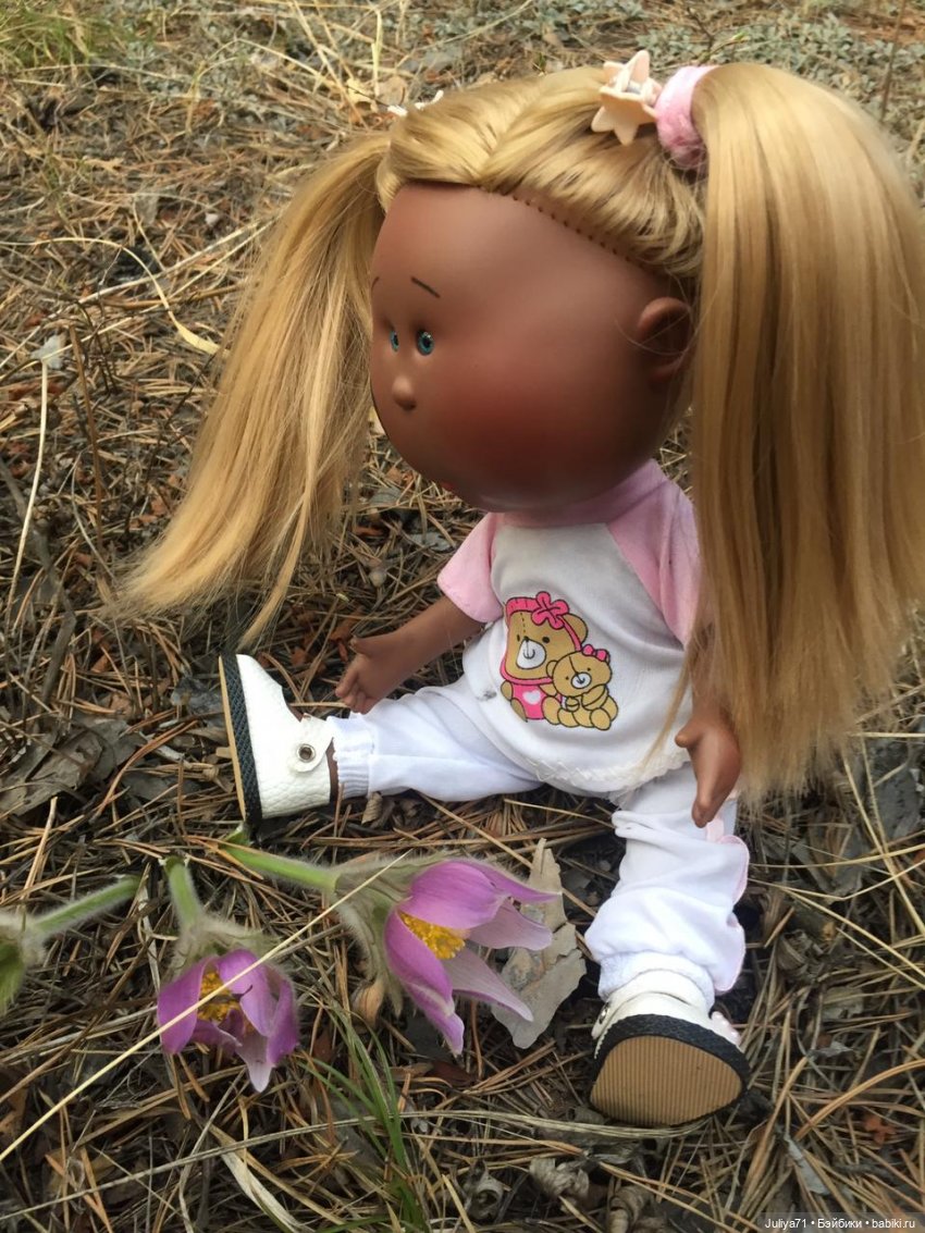 С Булкой на прогулке — Куклы Nines d'Onil (Нинес): Миа (Mia) (фото 3)