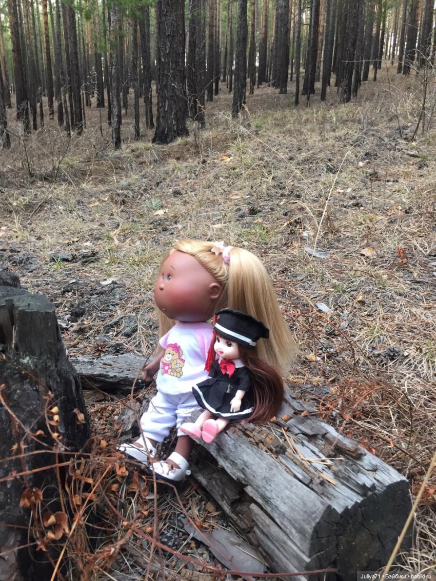 С Булкой на прогулке — Куклы Nines d'Onil (Нинес): Миа (Mia) (фото 5)