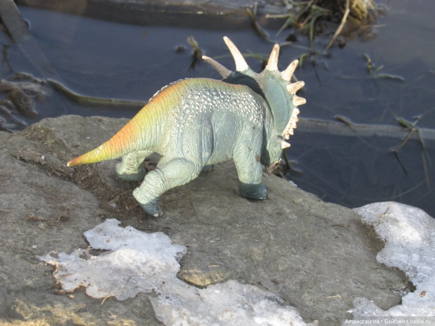 Ящеры у реки: зелёное под белым (фото 6)