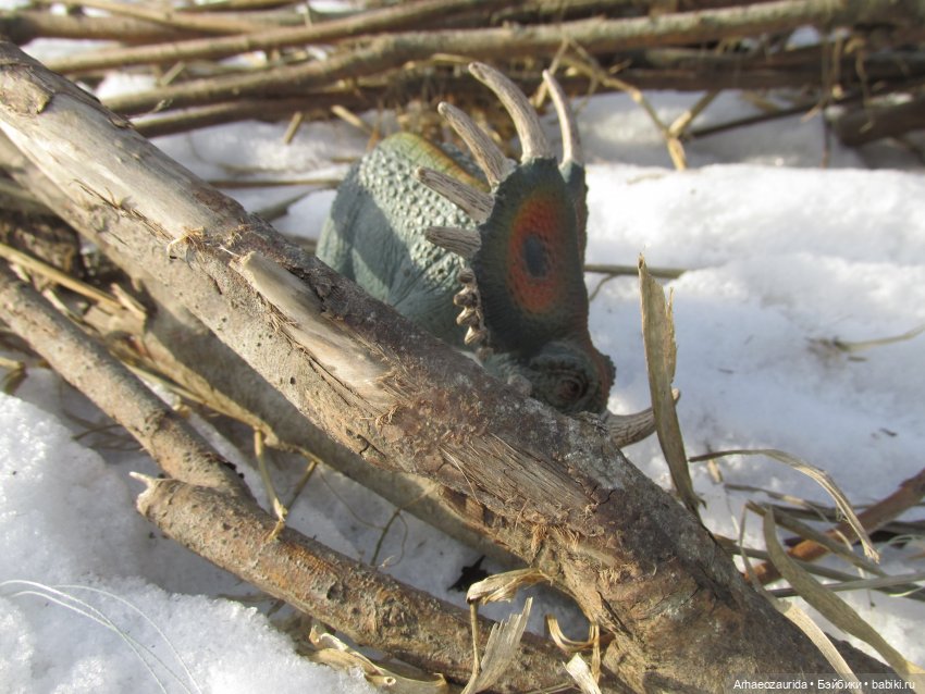 Ящеры у реки: зелёное под белым