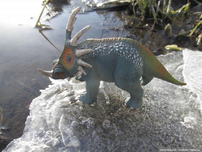 Ящеры у реки: зелёное под белым (фото 8)