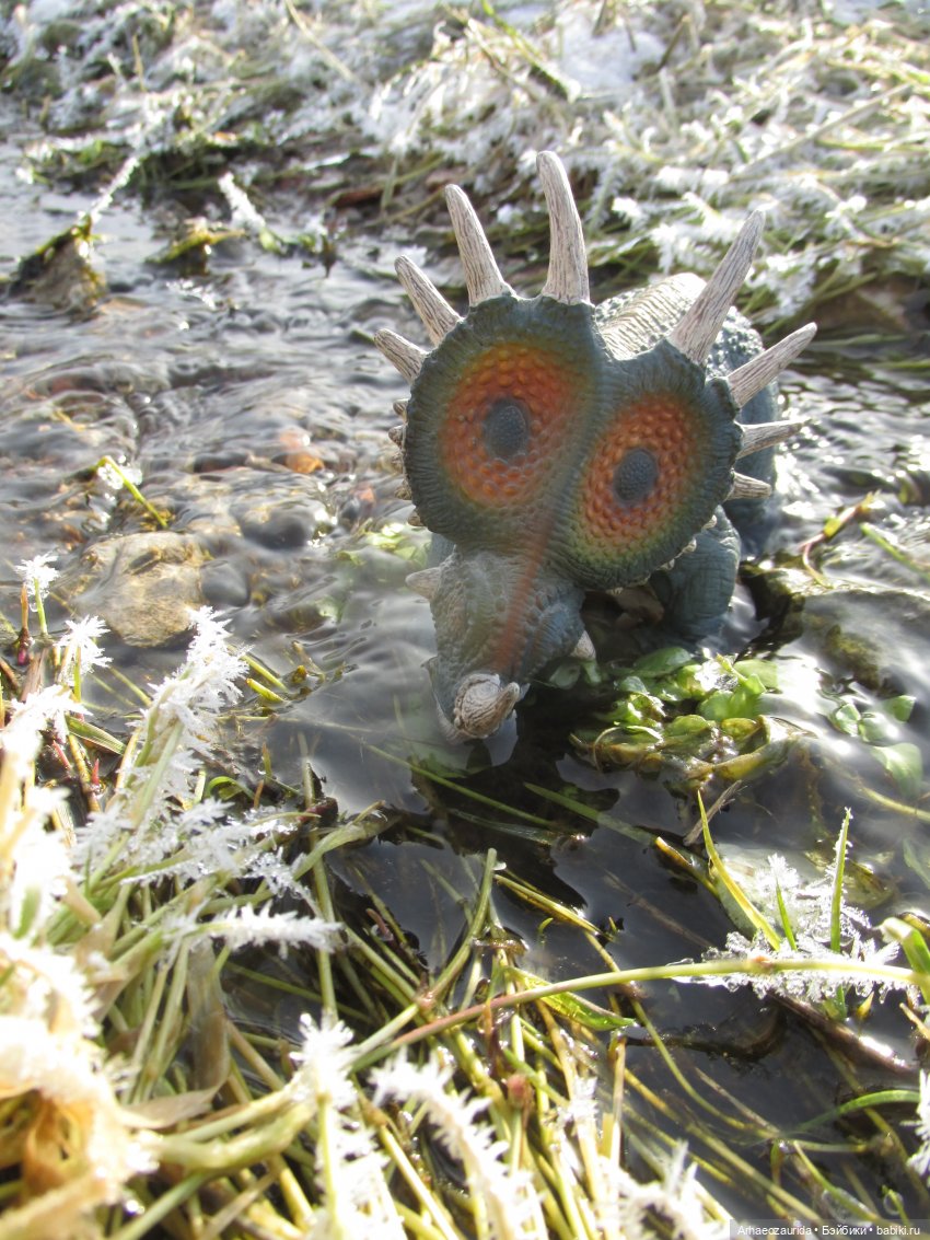 Ящеры у реки: зелёное под белым