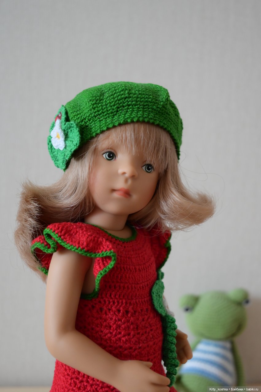 Девочка-клубничка и её зелёный друг (фото 10)