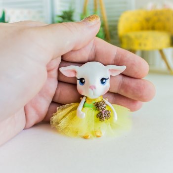 Милая маленькая овечка Зизи