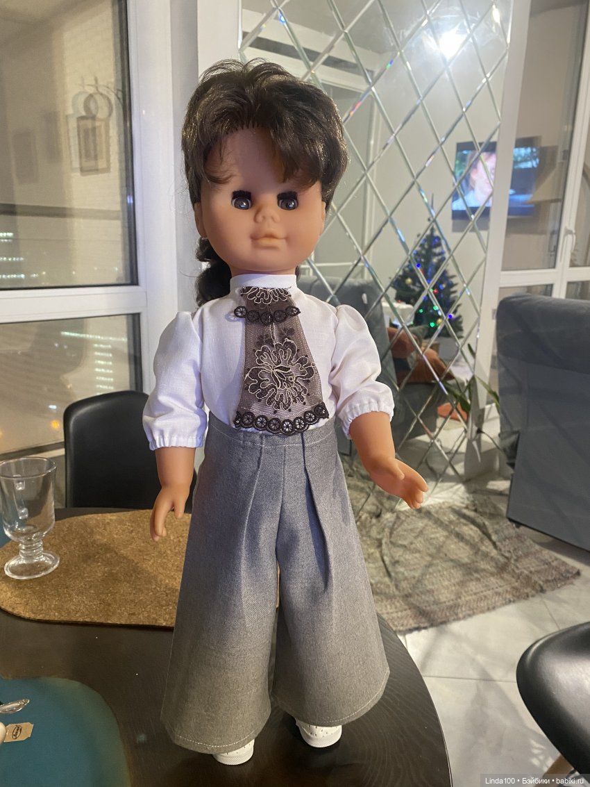 Добрый вечер. Взялась шить обновки девочке. Хотела платье с рюшами и все такое, а вышел офисный наряд. Вот как так-то?? Чем теперь его «разбавить»? Может у кого-то сработает воображение? Заранее благодарю.