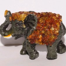 Статуэтка слоника миниатюрная в натуральном янтаре
