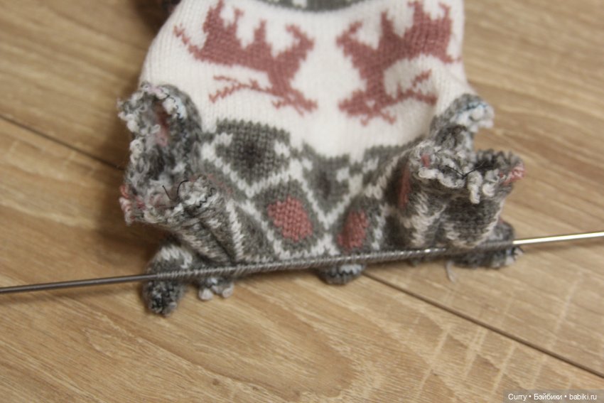 Вяжем свитер из носка — Одежда и обувь для кукол своими руками: фото