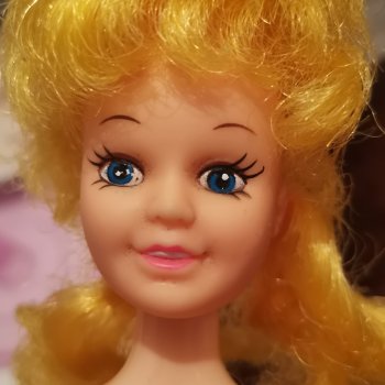 Первая куколка в коллекции Martine - аналог Барби из 90-х