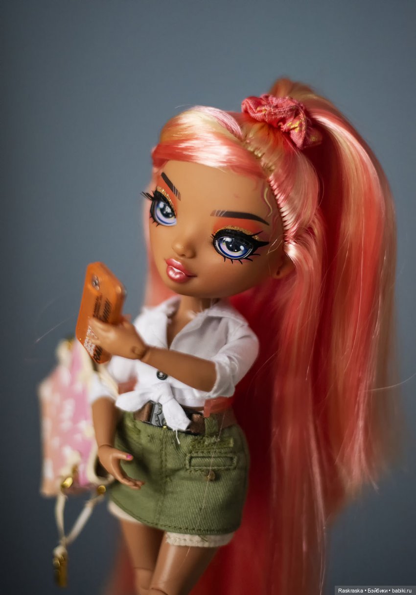 Доделала наряд для Оливушки, и Симона в Оливкиной юбчонке