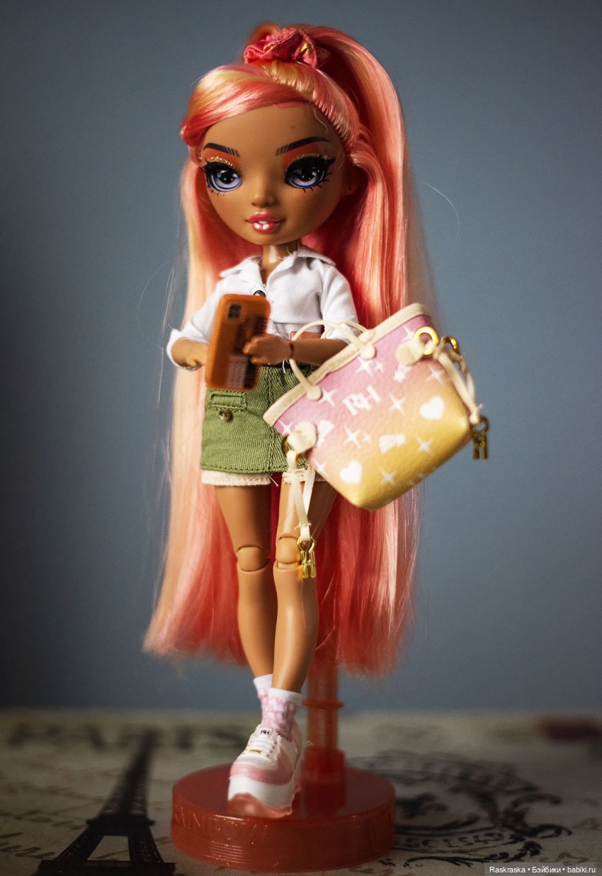 Доделала наряд для Оливушки, и Симона в Оливкиной юбчонке