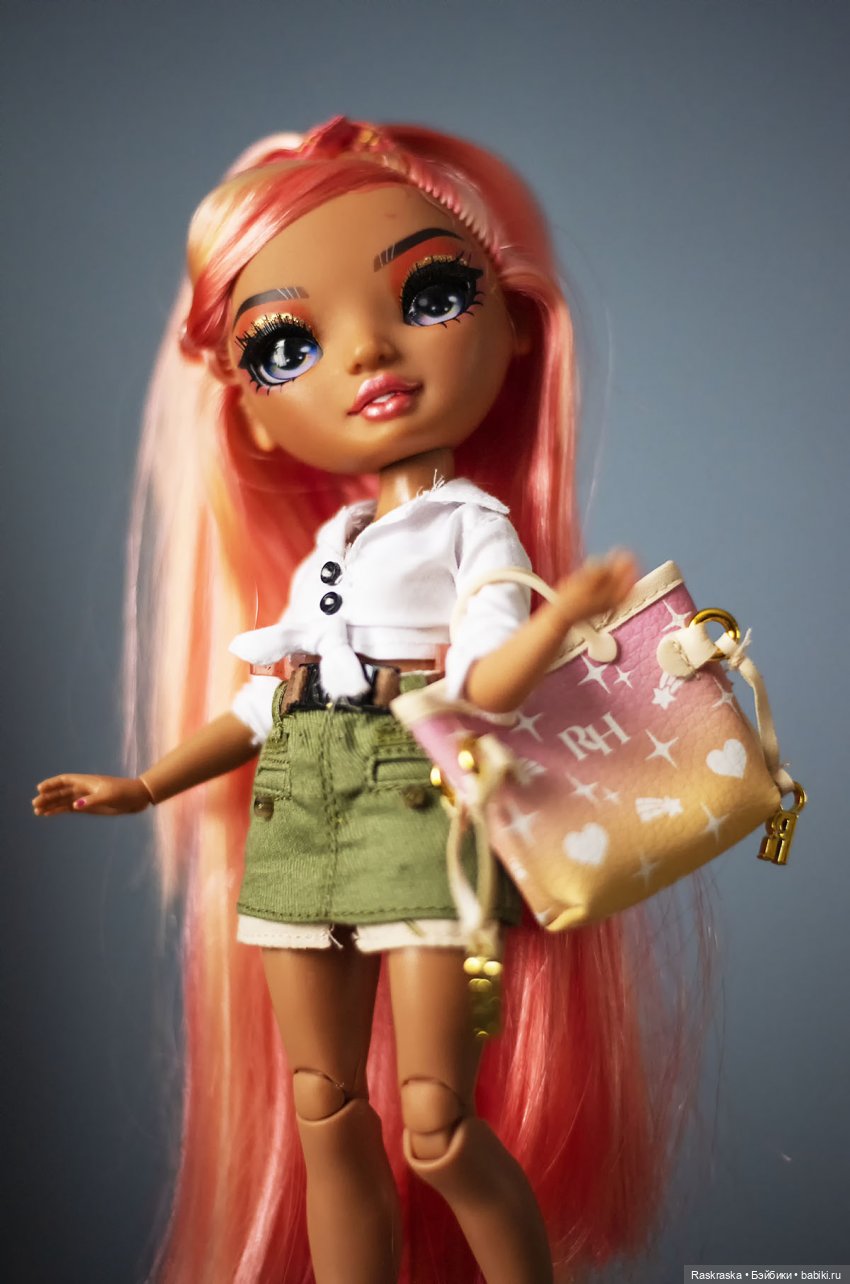 Доделала наряд для Оливушки, и Симона в Оливкиной юбчонке