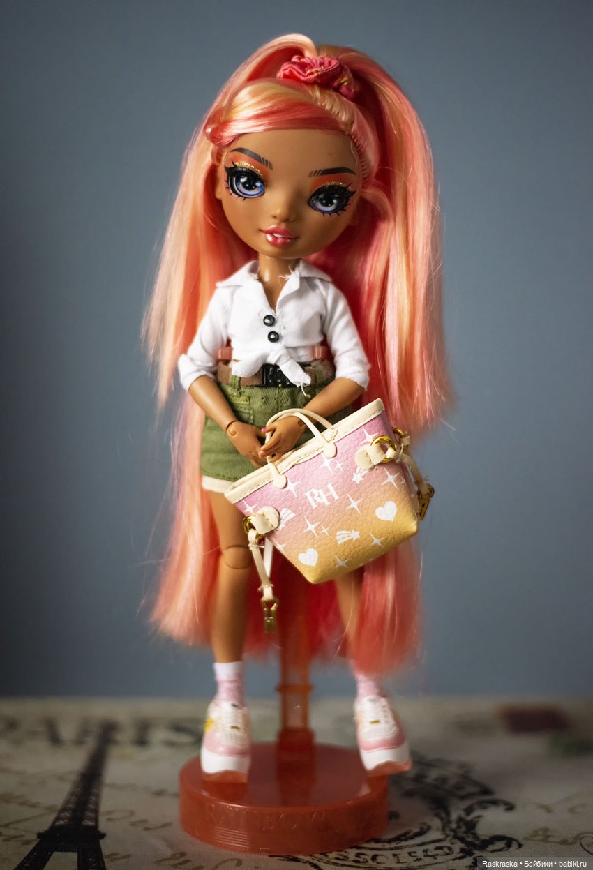 Доделала наряд для Оливушки, и Симона в Оливкиной юбчонке