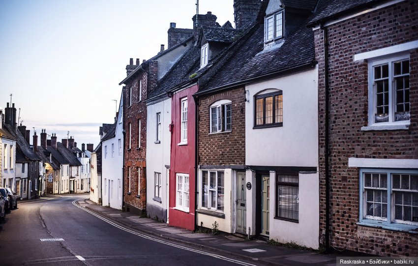 Малышки Лори, их собаки и мотоцикл