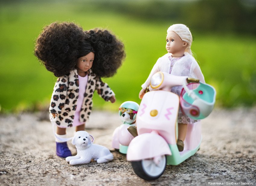 Малышки Лори, их собаки и мотоцикл