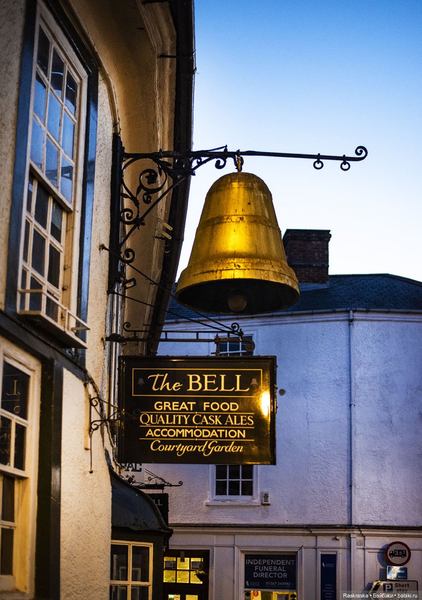 Малышки Лори, их собаки и мотоцикл