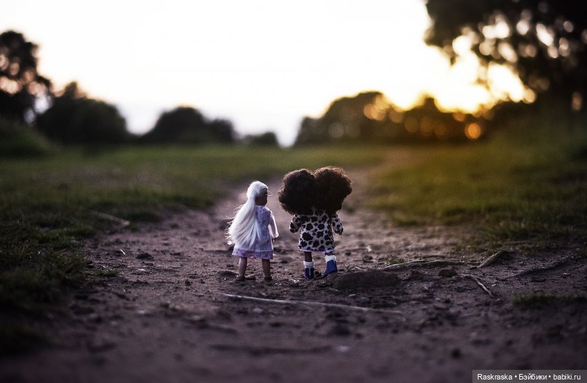 Малышки Лори, их собаки и мотоцикл