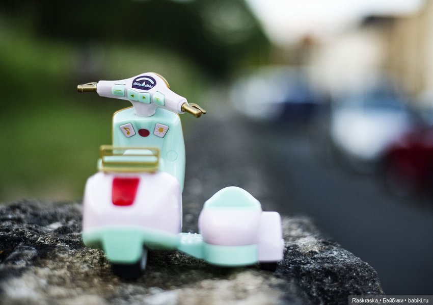 Малышки Лори, их собаки и мотоцикл (фото 4)